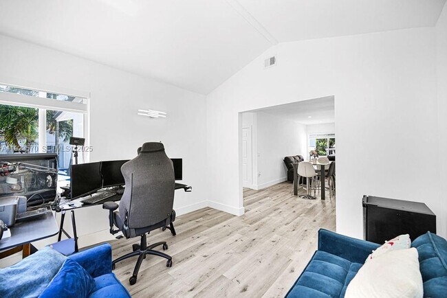 Building Photo - 876 NE 81st St