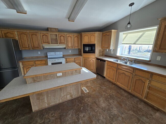 Building Photo - Beautiful Country Home, Powell Butte