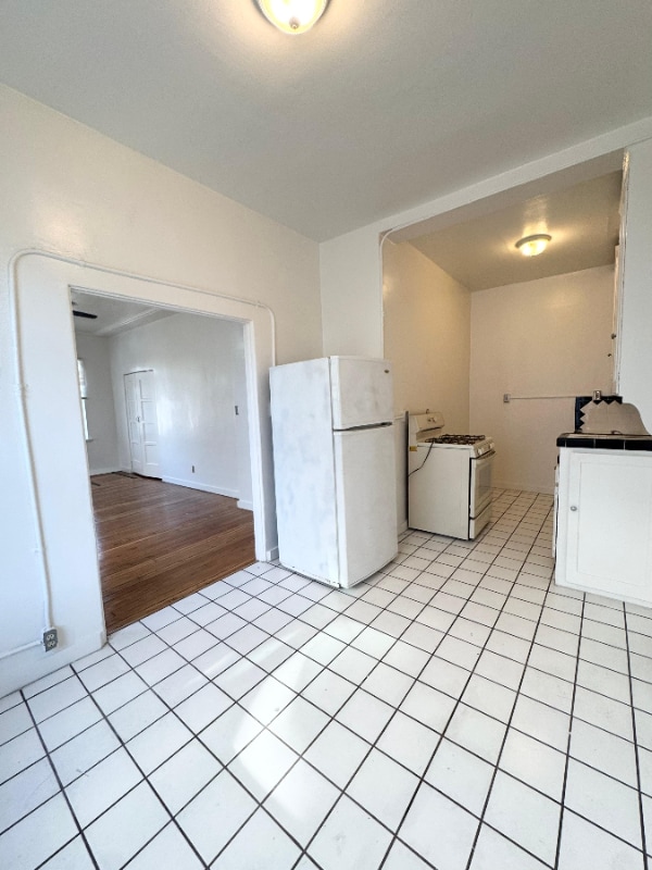 Building Photo - 901 S Kingsley Dr