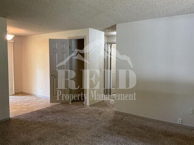 Building Photo - DUPLEX - 2 BED 1 BATH WITH 1 CAR GARAGE IN CENTRAL PORT ORCHARD!