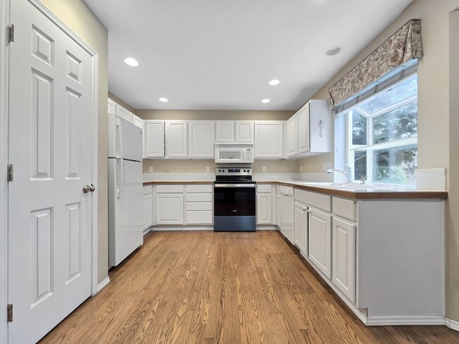 Building Photo - 2-Story modern home in Silver Firs. Large outdoor space!!!