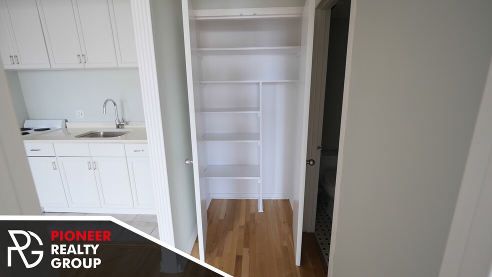 Building Photo - 433 W Wellington Ave