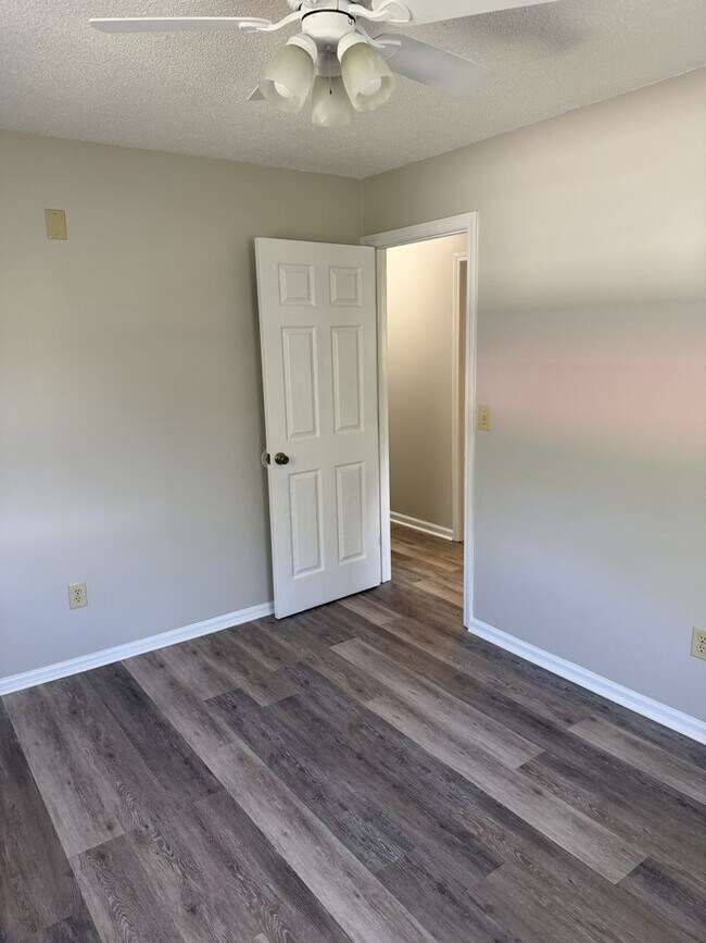 Building Photo - 2 bedrooms / 2 baths Duplex unit