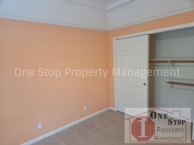 Building Photo - Beautiful 2 bedroom, 3 bathroom Villa in Overland Park!