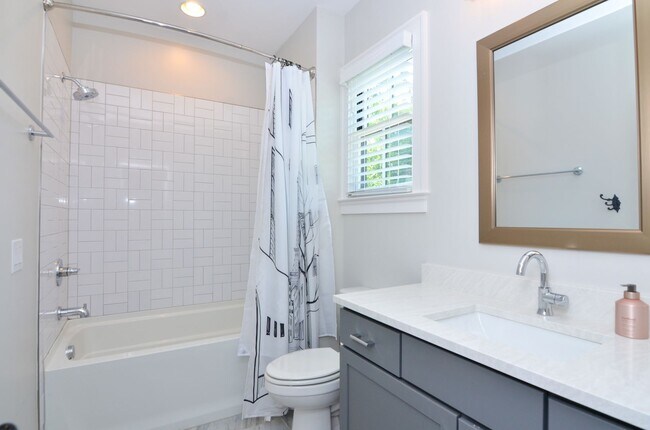 Building Photo - Fully Furnished in Downtown Franklin