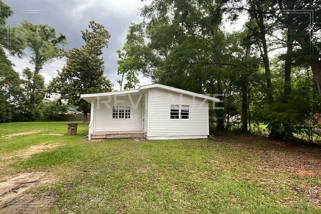 Primary Photo - Newly Renovated 3 Bedroom/1 Bathroom Home ...