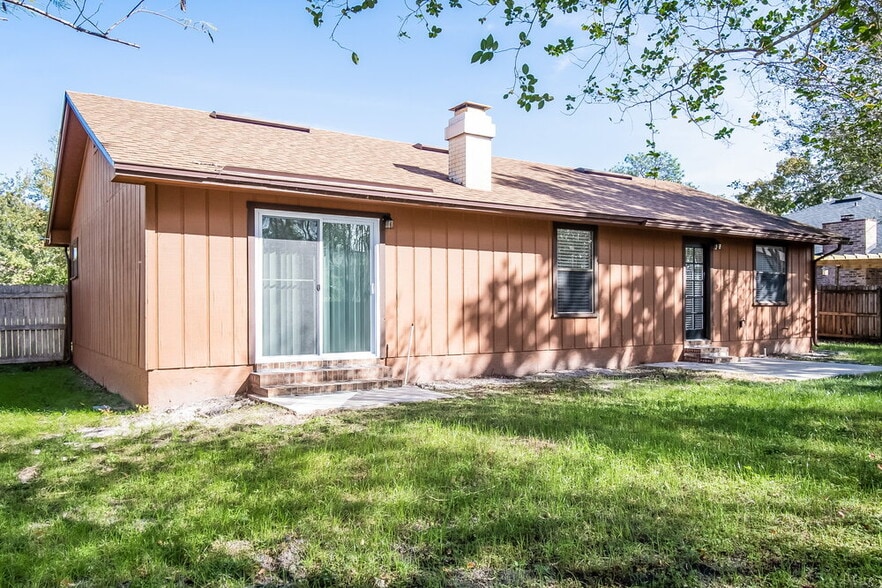 Building Photo - 806 Hardwood St