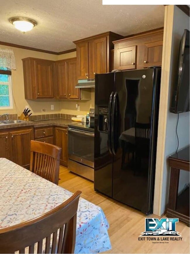 Building Photo - Private and secluded ranch in lakefront subdivision!