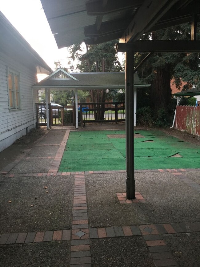 Building Photo - Campus House ~ 4 bedroom, 2 bath