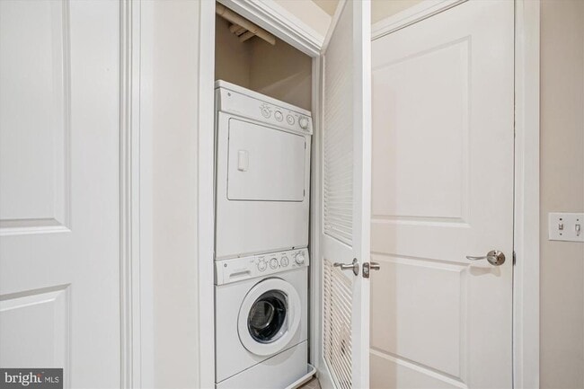 Building Photo - 8220 Crestwood Heights Dr