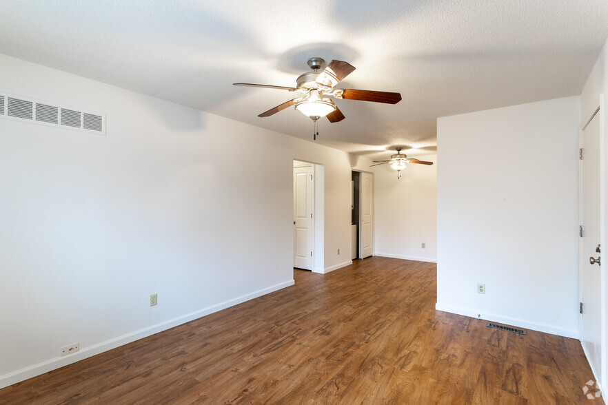 1BR, 1BA - 725 SF - Whitehall