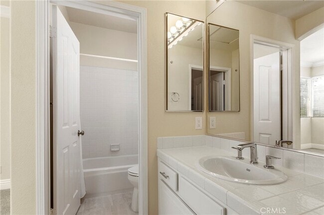 Building Photo - 11 Reina