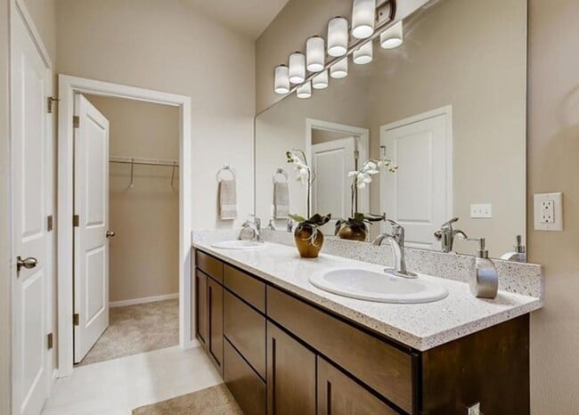 Building Photo - Beautiful Almost new 3 bed +den home in Ly...