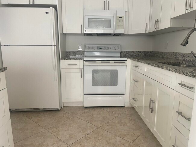 Building Photo - 486 Saxony Dr