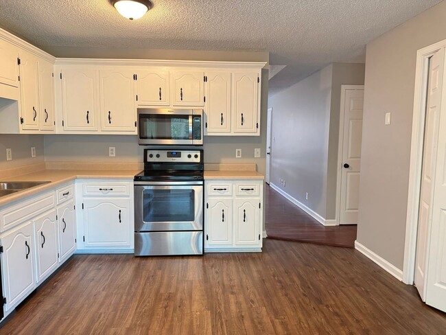 Building Photo - Awesome Ranch near Exit 1! 3bed/2bath with...