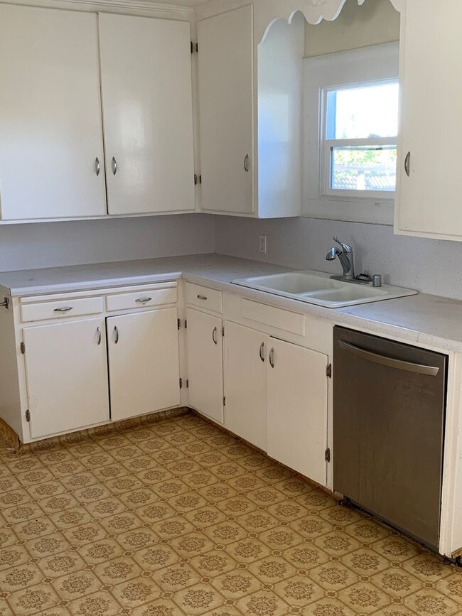 Building Photo - Two bedroom 1 bath