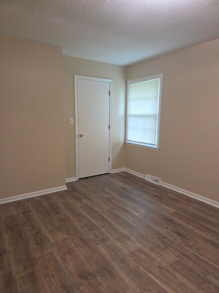 Building Photo - 2102 Chateau Dr