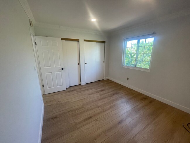 Building Photo - Charming 4 bedrooms in Reseda - Spacious, ...