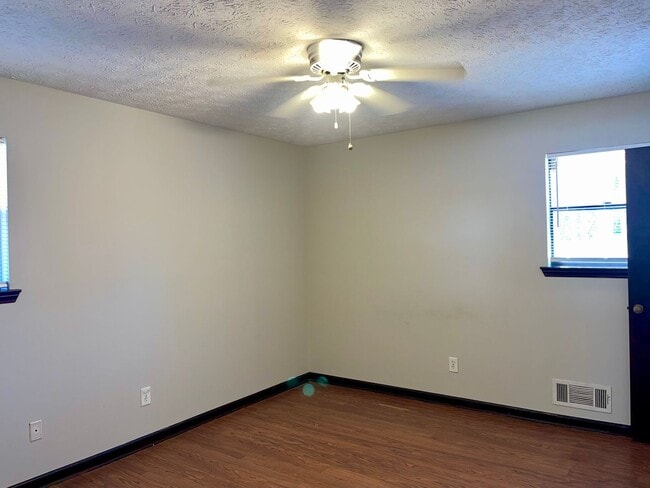 Building Photo - Spacious 3 Bed/2 Bath Brick Ranch in Great Riverdale Location