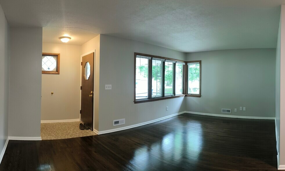 Building Photo - 4441 Unity Avenue North