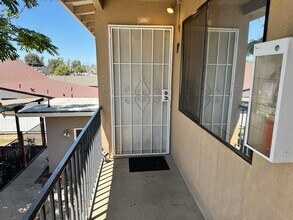 Building Photo - 2 bedroom 1 bathroom Unit Available in Oakdale!