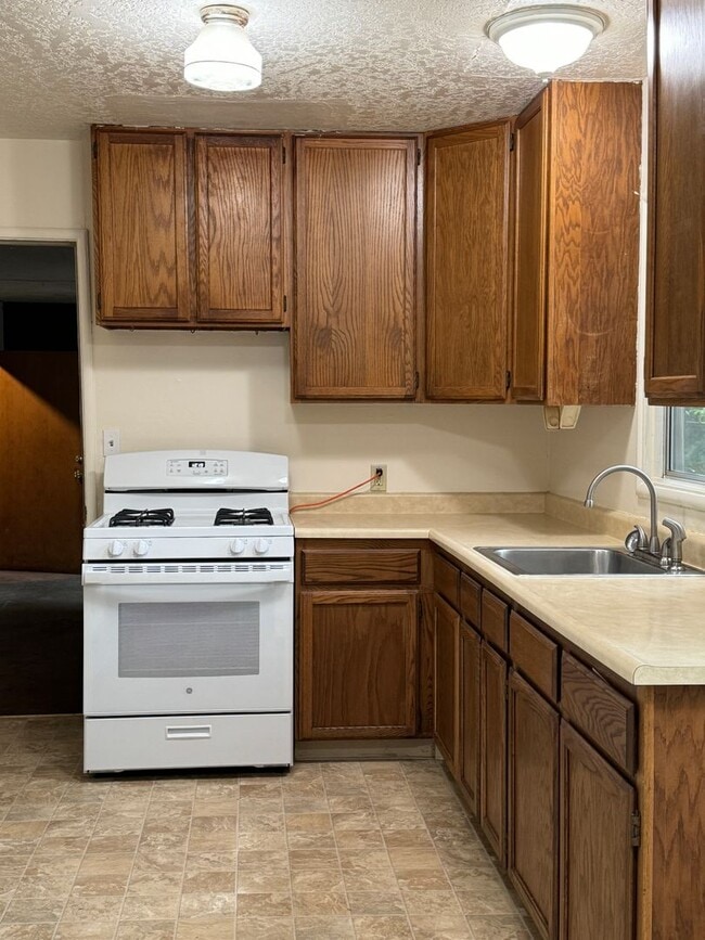 Building Photo - 4 bed/1.5 bath House with large backyard