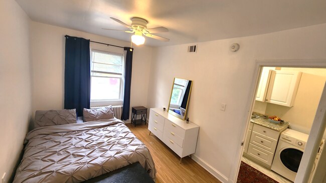 Building Photo - Ideal 1 Bed 1 Bath Unit with Fenced Yard I...