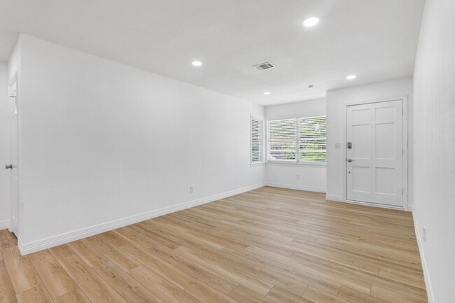 Building Photo - 6315 Thrush Dr