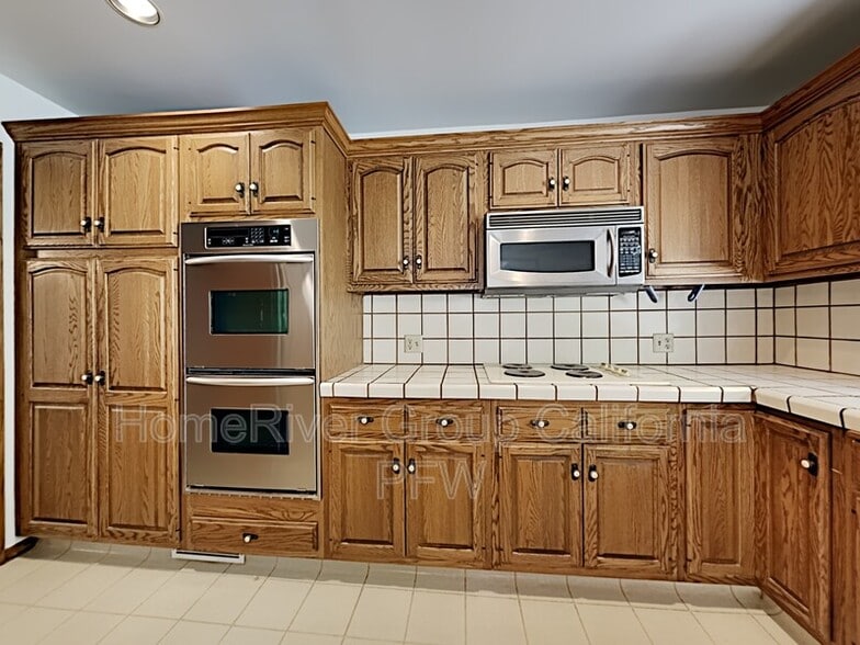 Building Photo - 2431 Sleepy Hollow Dr
