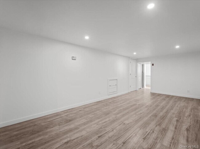 Building Photo - 14 Lois Ln
