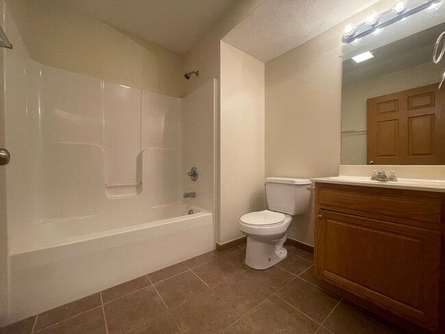 Building Photo - 2 Bedroom, 2 Bath Condo in Med Center area - Available 08/05/2026 (Pictures are NOT of this exact...