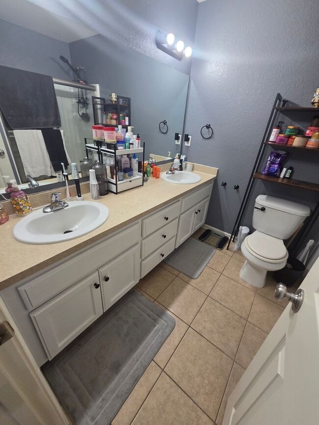 Building Photo - 4 Bedroom 3.5 Bathroom Duplex