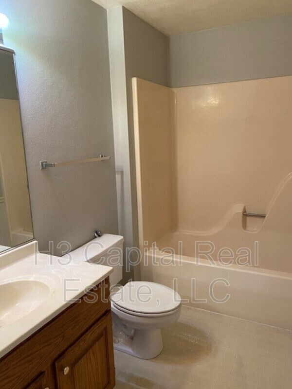 Building Photo - 631 Donna Dr