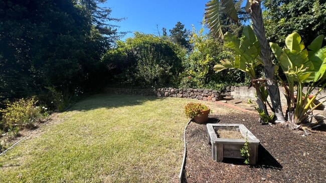Building Photo - Mid-Century homes Rarely Available with Expansive Bay Views
