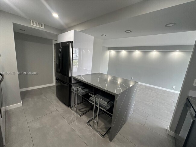 Building Photo - 600 Parkview Dr