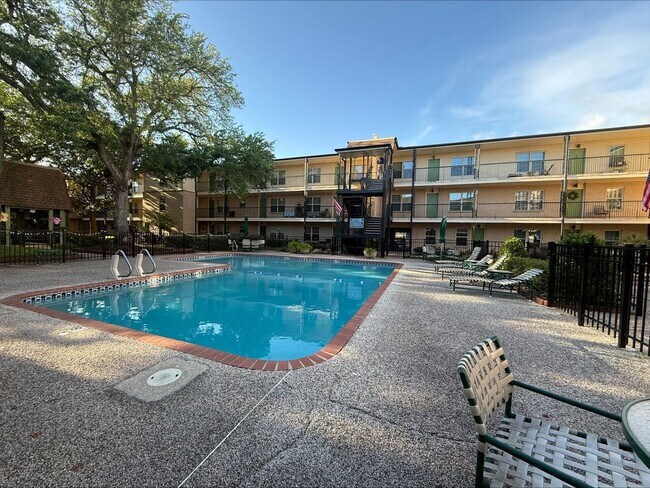 Building Photo - 2724 Whitney Pl