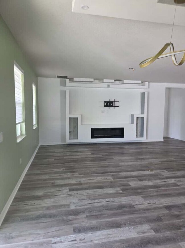 Building Photo - Beautiful house!  4/2 SINGLE FAMILY HOME