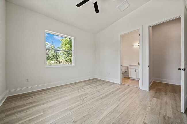 Building Photo - 1033 Hammock Cir