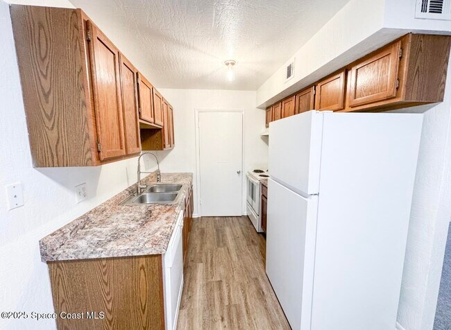 Building Photo - 2130 Forest Knoll Dr NE