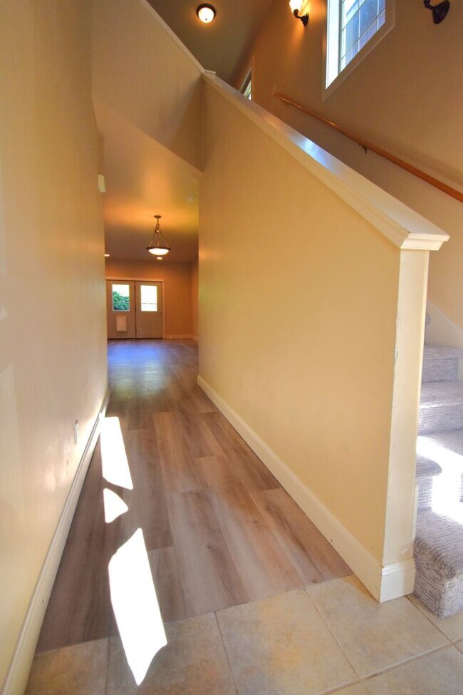 Building Photo - Fantastic end unit condo in Westgate subdi...