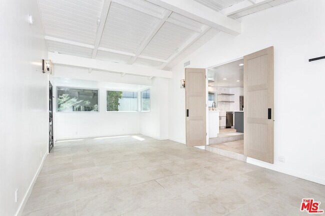 Building Photo - 16733 Oak View Dr