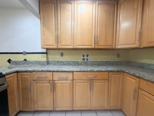 Building Photo - 374 Cator Ave