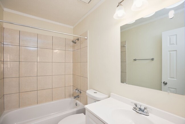 Building Photo - 2BR/2.5BA Townhome Gem with Fenced Yard, Fireplace & Bay Windows