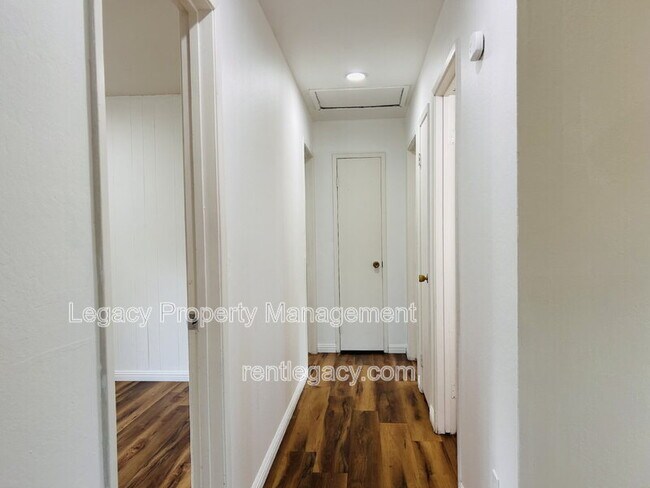 Building Photo - 493 Dahlia St