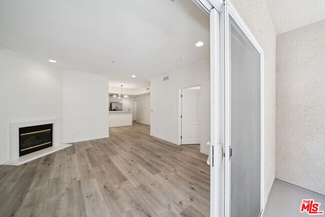 Building Photo - 2335 S Bentley Ave