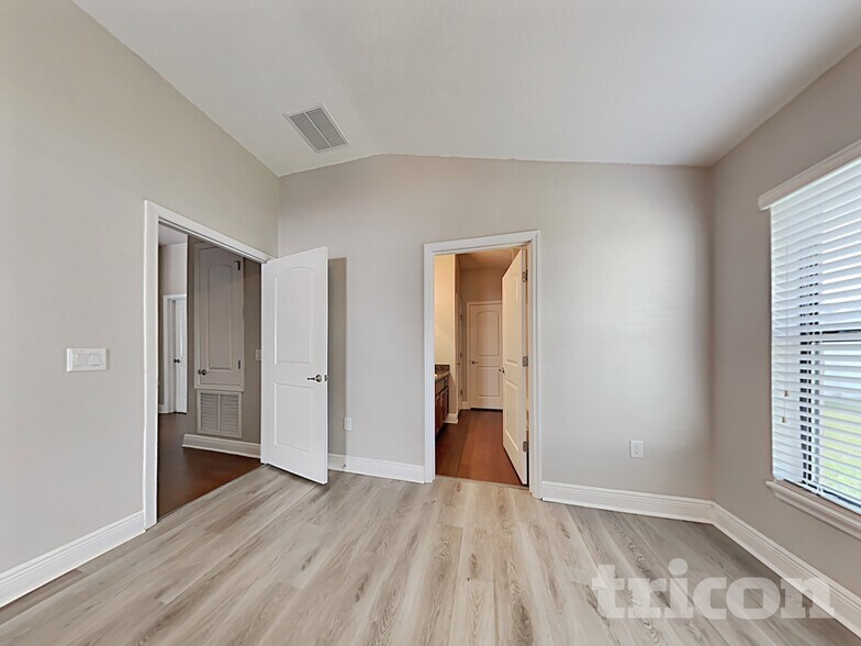 Building Photo - 10736 Standing Stone Dr
