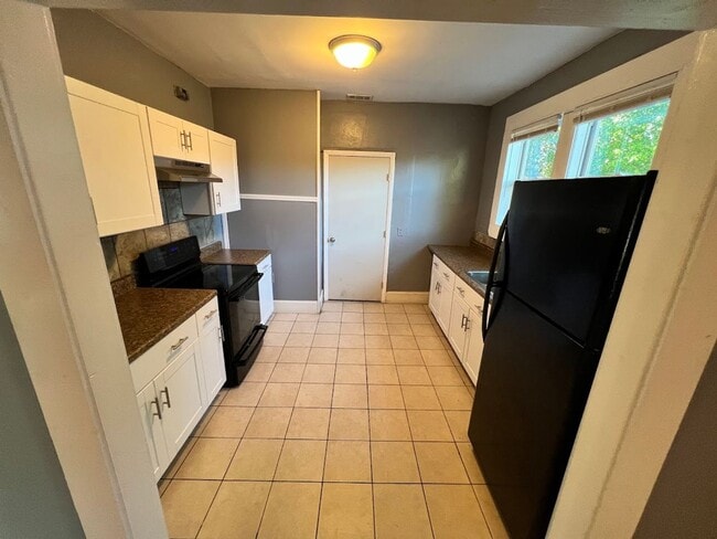 Building Photo - MOVE IN READY