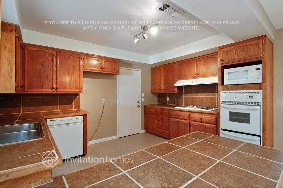 Building Photo - 41612 Mayberry Ave