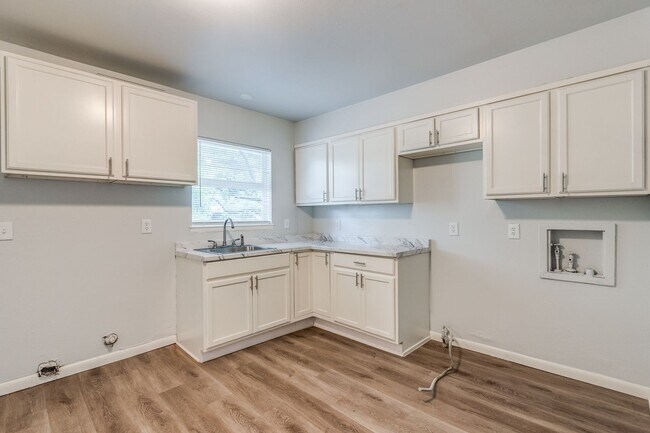 Building Photo - Newly Renovated 3 Bedroom Home