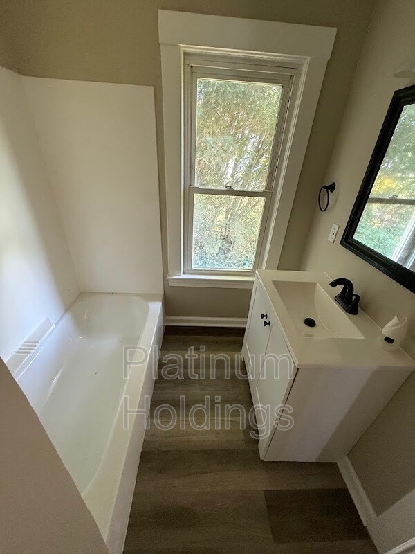 Building Photo - 2049 E 39th St